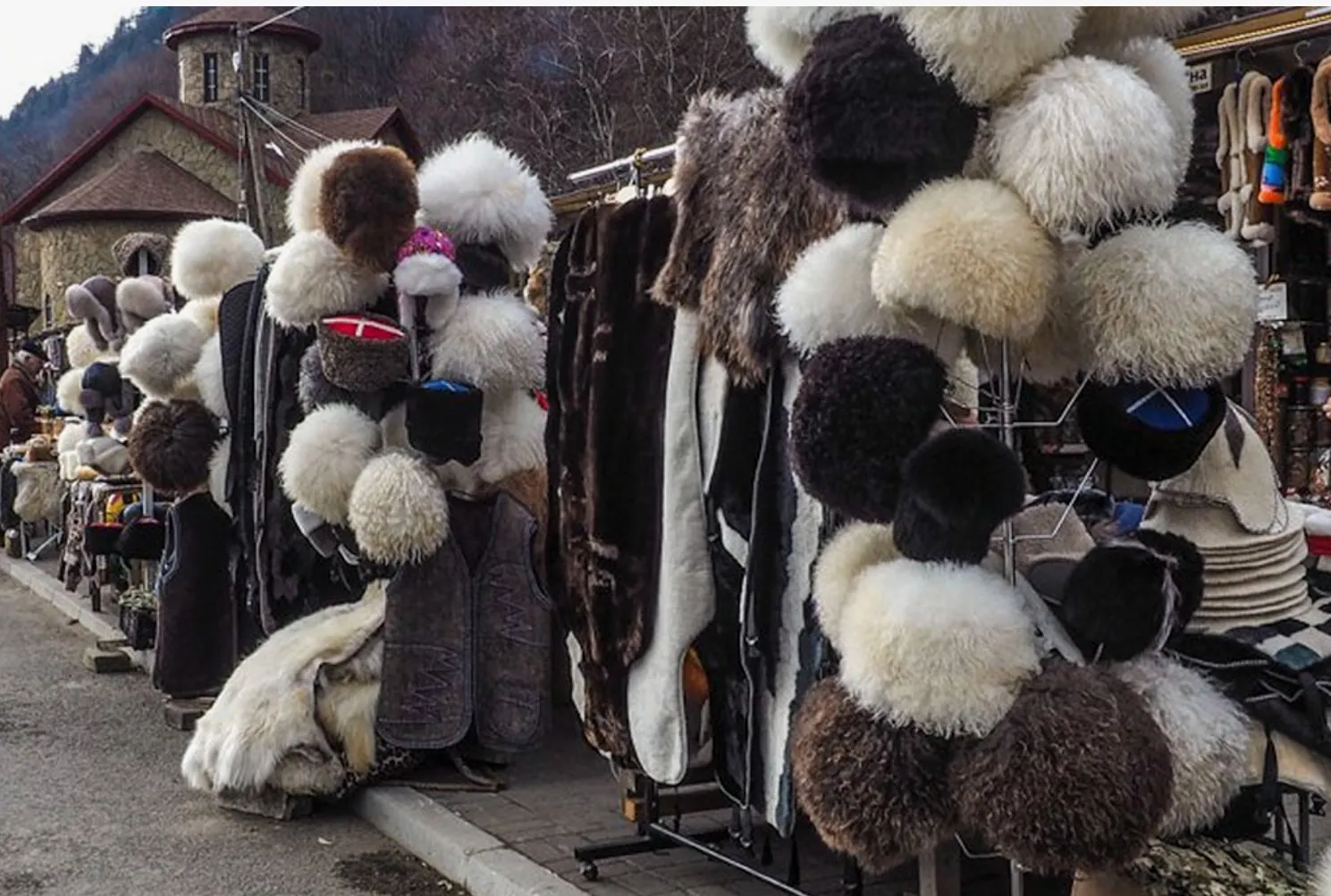 Где купить сувениры в Карачаево-Черкесии: войлок, кинжалы, украшения