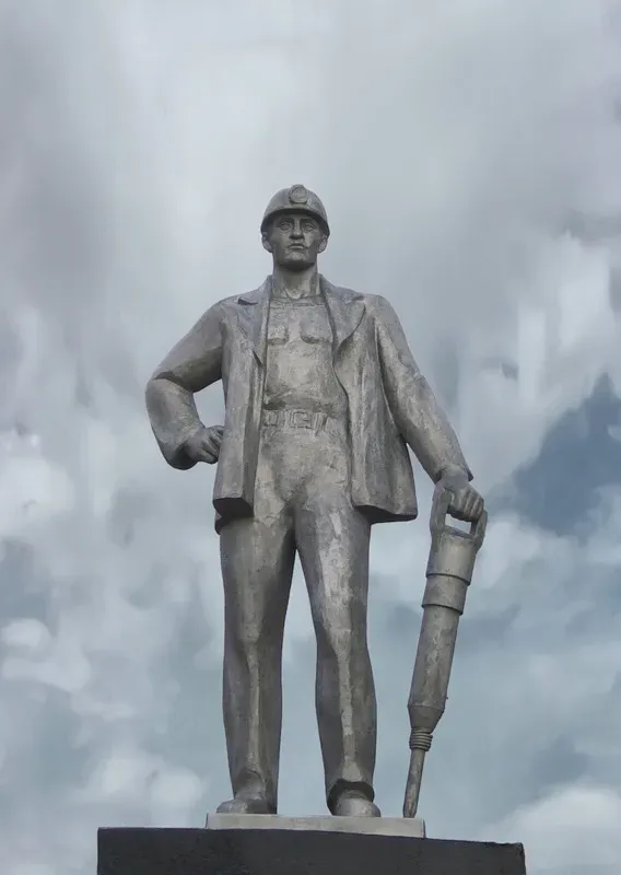 Памятник шахтерам в Горняке