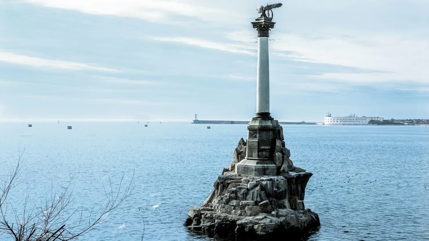 Памятник затопленным кораблям