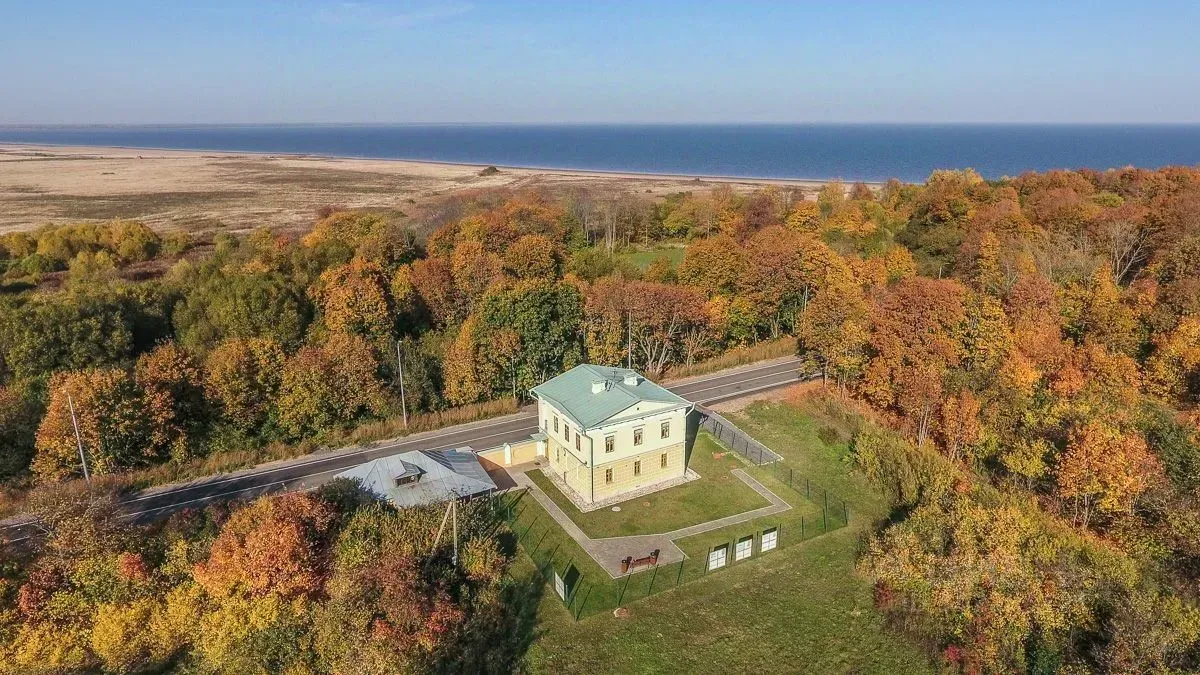 Деревня Коростынь: путевой дворец и озеро Ильмень