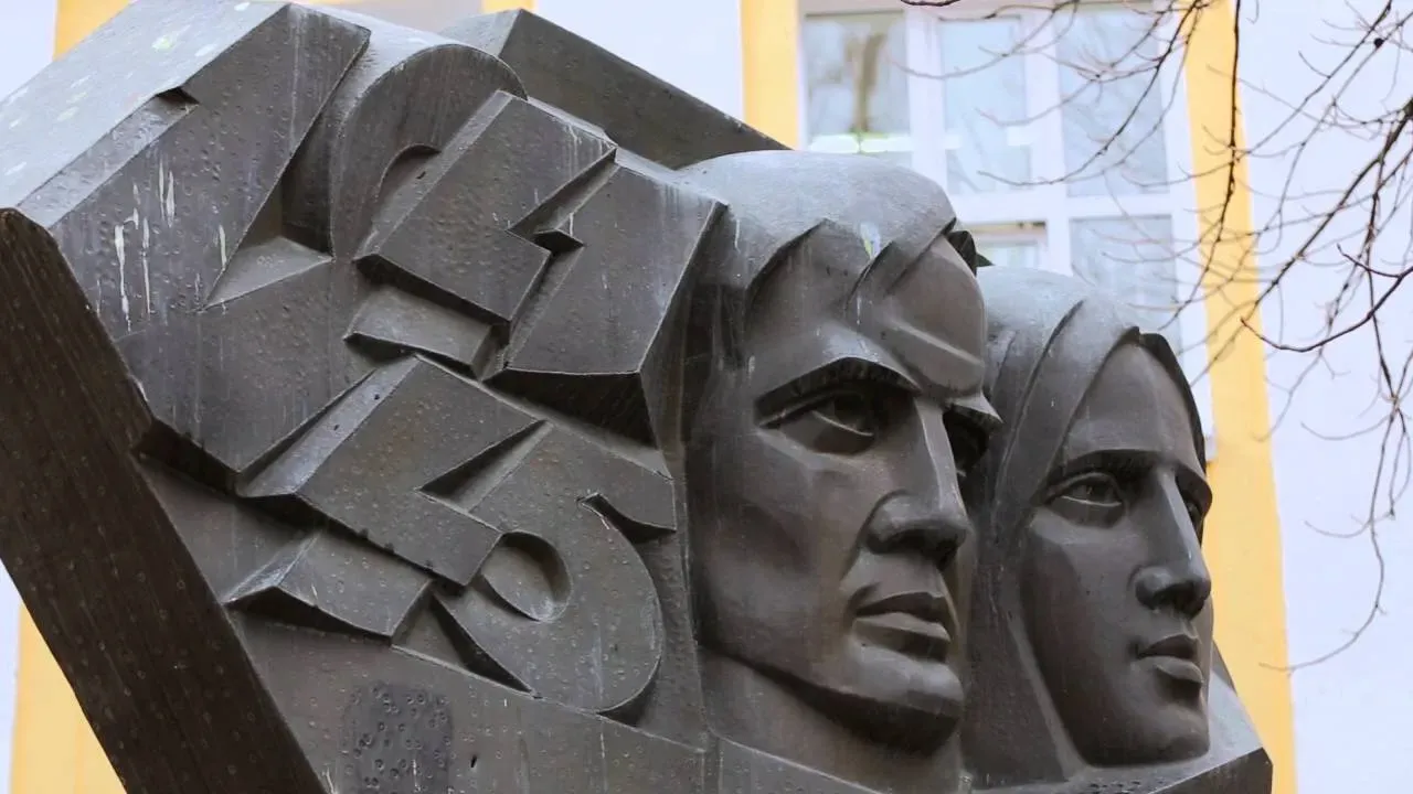 Памятник студентам и преподавателям-фронтовикам в Новгороде