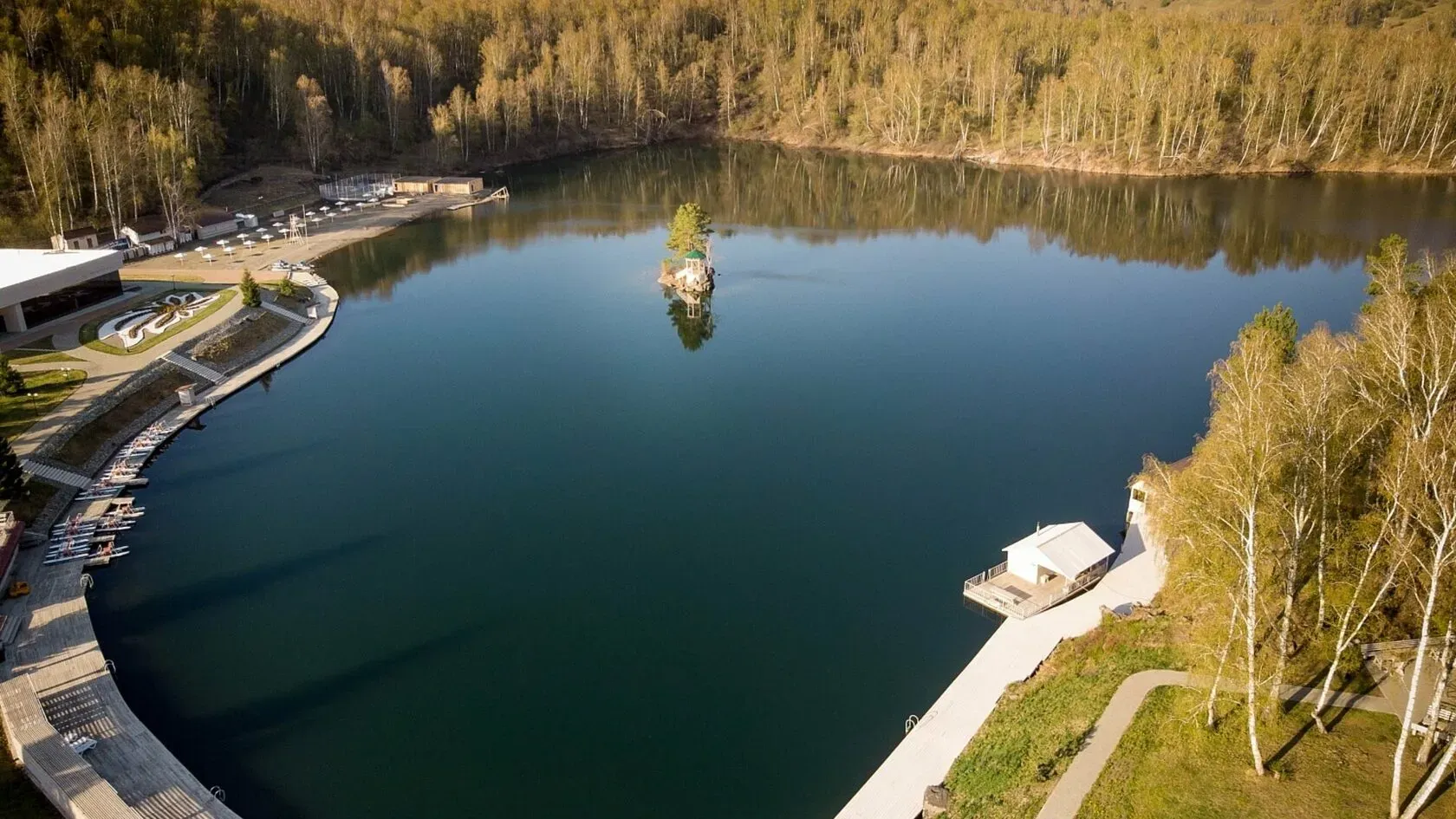 Озеро Ая: теплое горное озеро в форме полумесяца