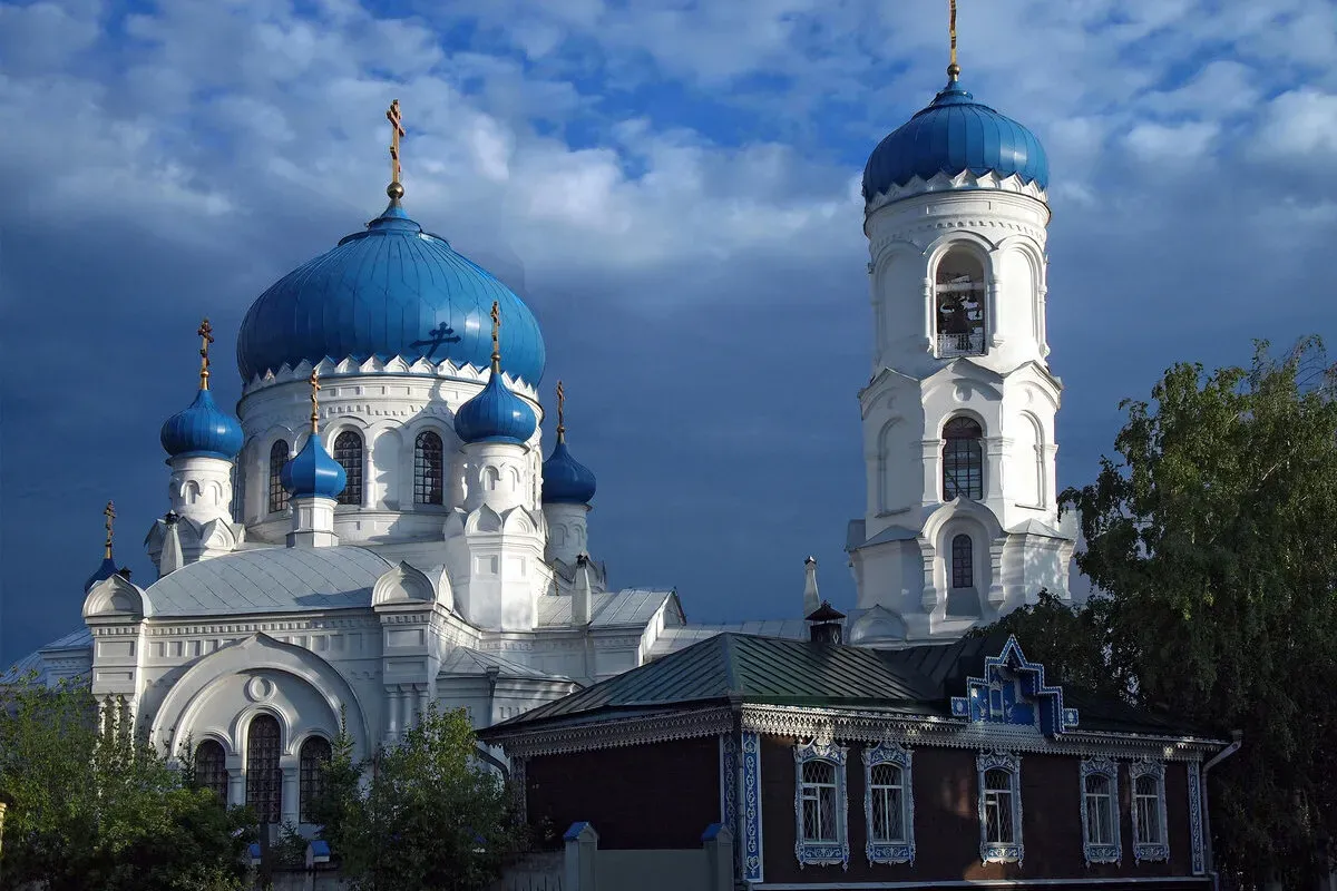Успенский кафедральный собор в Бийске: неовизантийский стиль