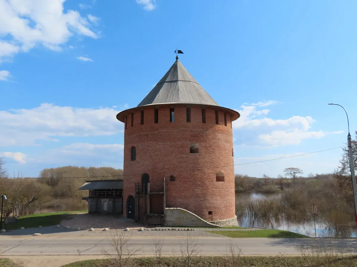 Белая башня Новгородского кремля: история и экскурсии