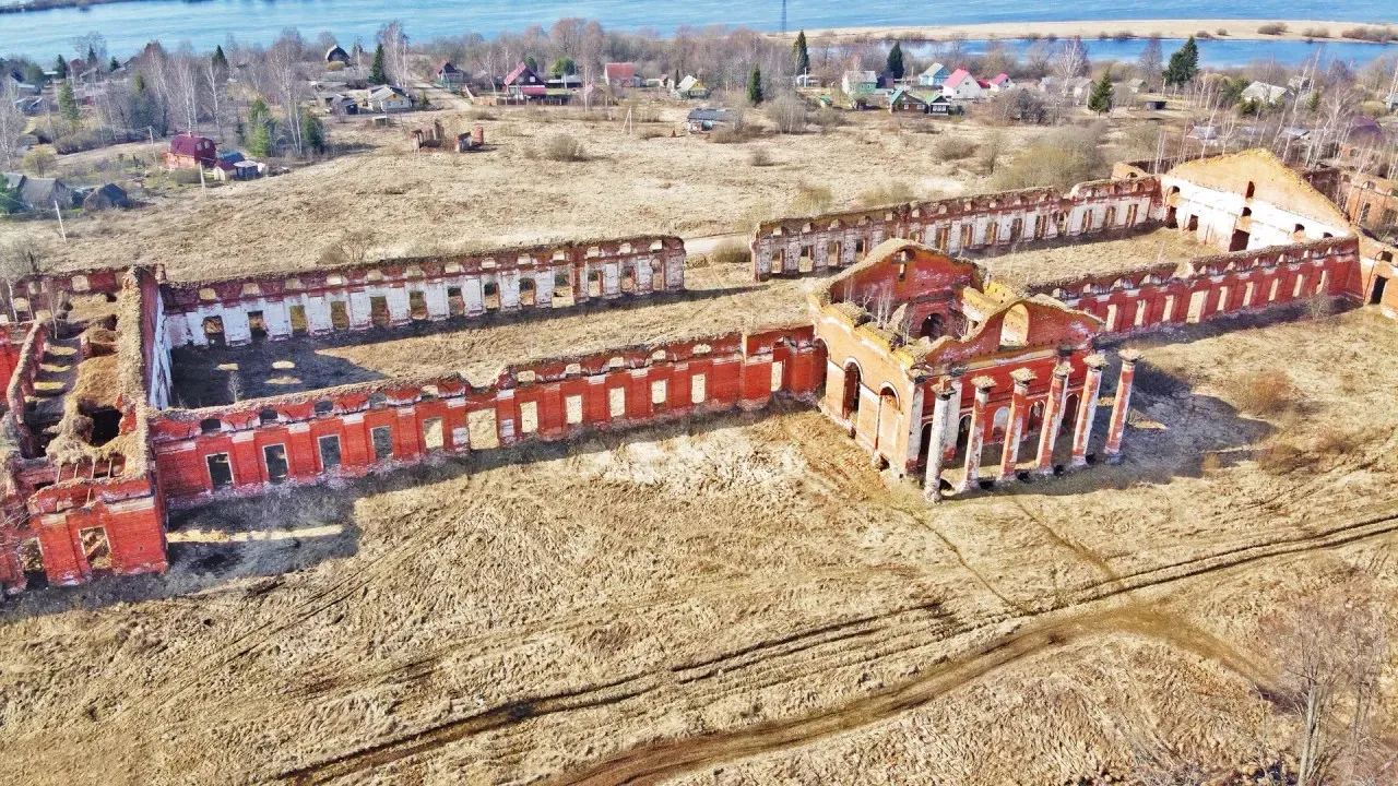 Аракчеевские казармы в Селищах: памятник военной истории