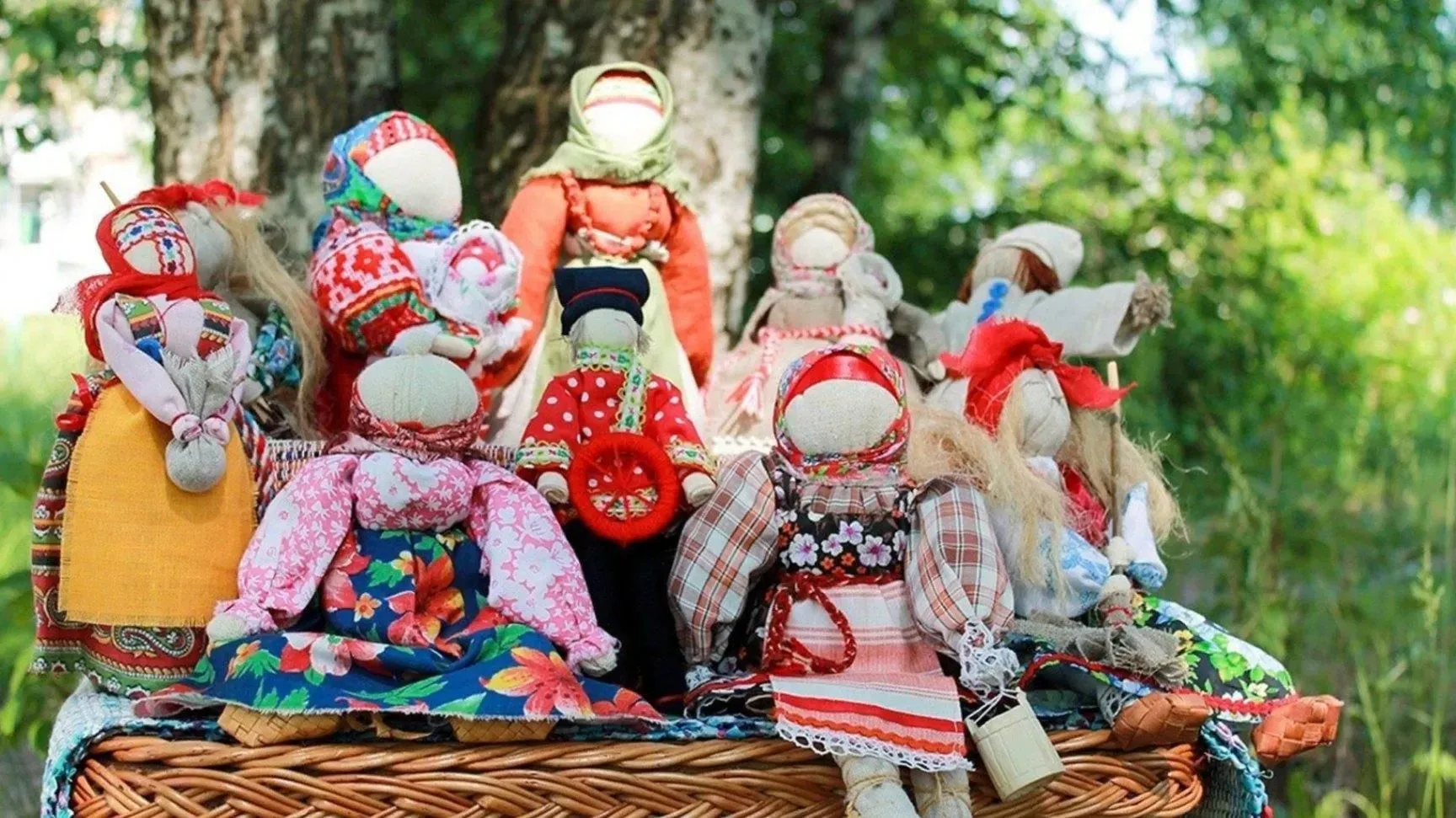 Мастер-класс 'Традиционная тряпичная кукла' в центре 'Добродей'