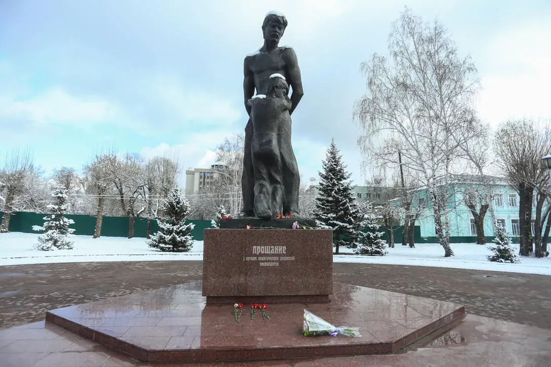 Памятник жертвам политических репрессий в Барнауле