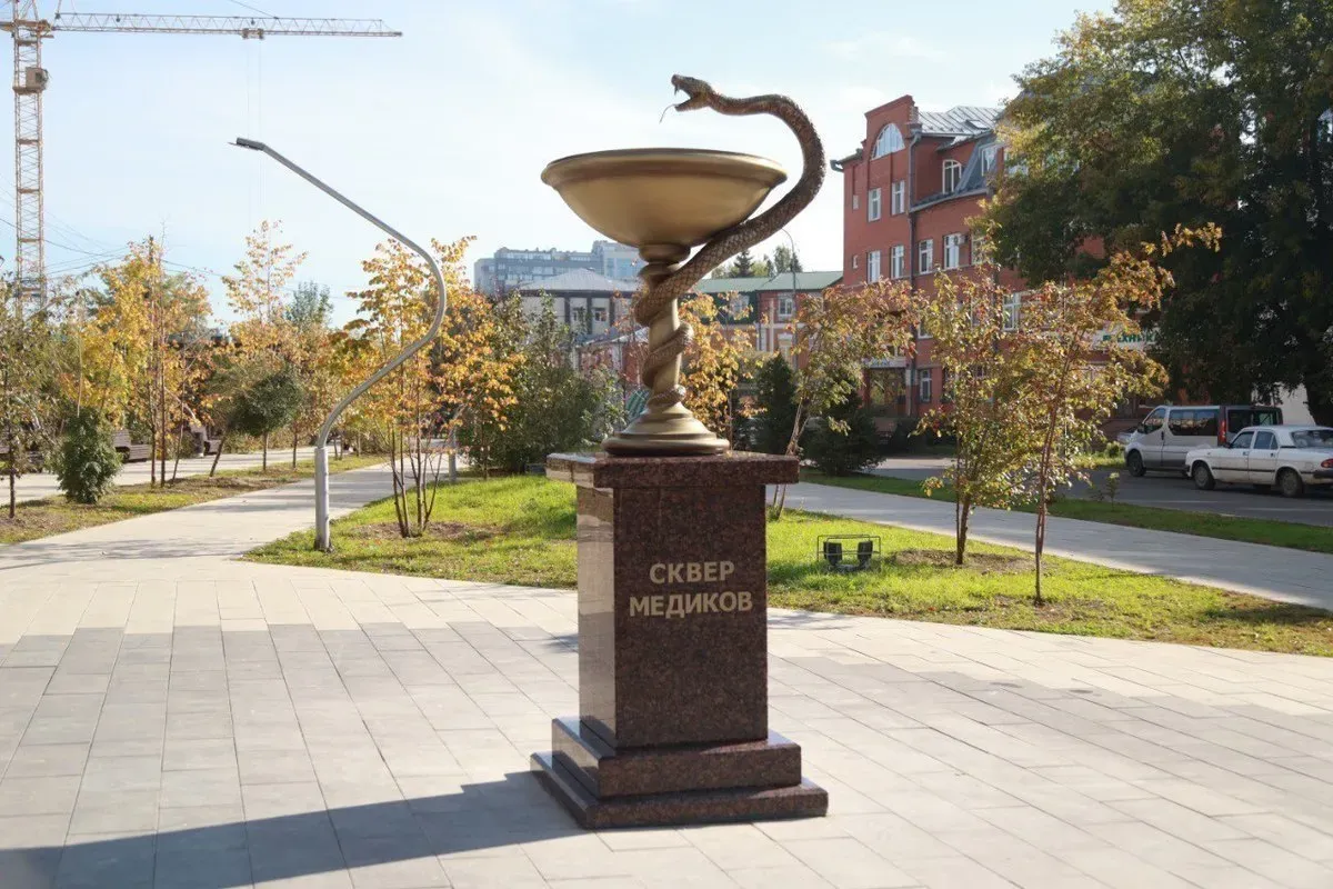Памятник медицинским работникам в Барнауле