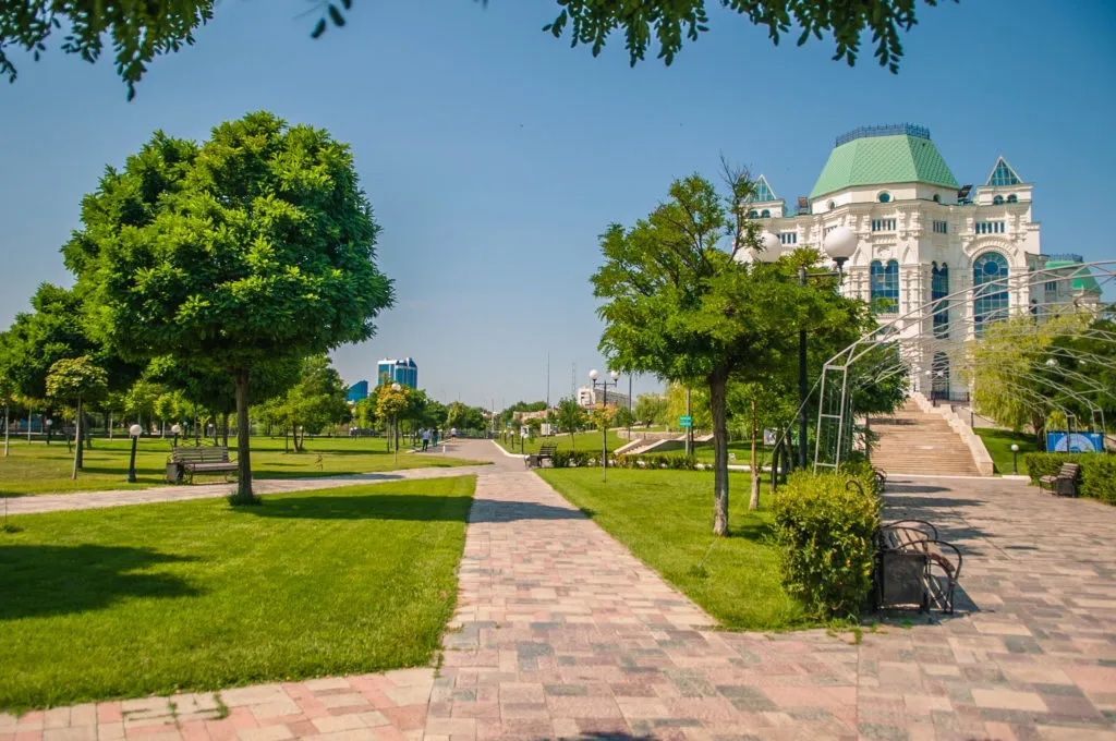 Парки и набережные Астрахани: где отдохнуть у воды с семьёй
