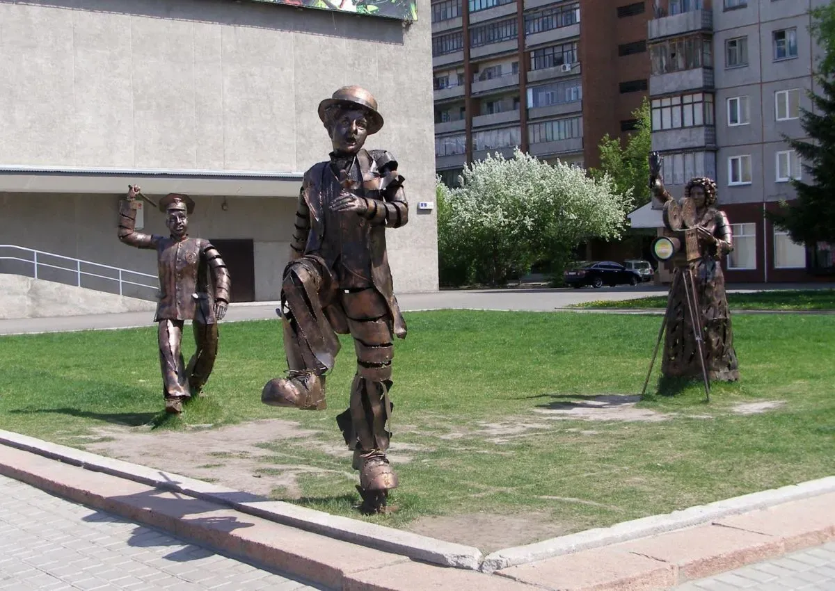 Скульптурная группа 'Снимается кино' в Барнауле