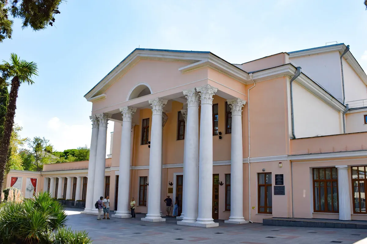 Ялтинский театр им. А.П. Чехова: культурное наследие Крыма