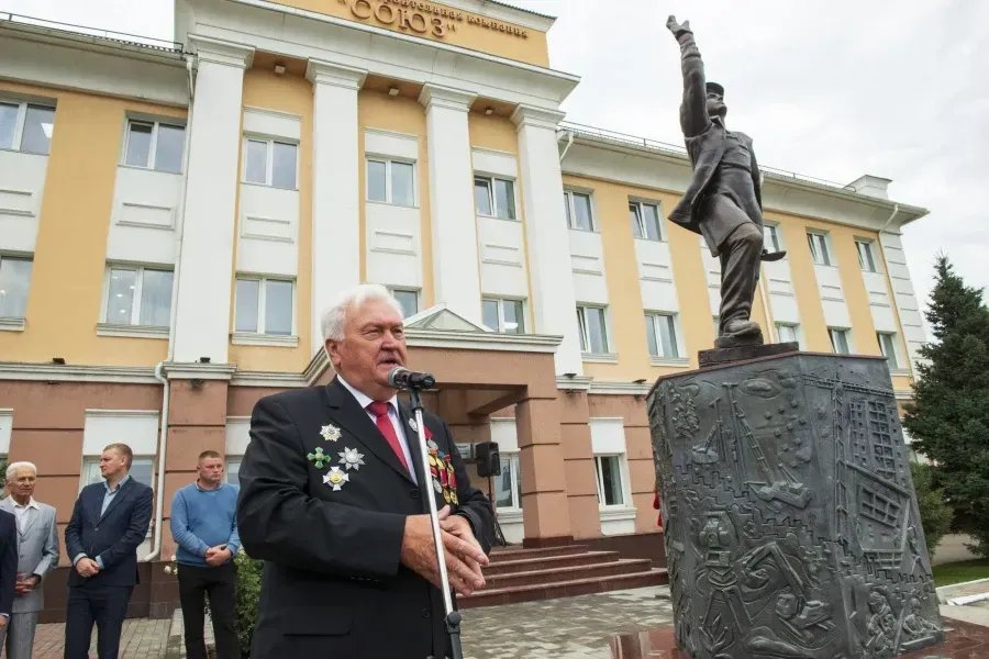 Памятник строителям в Барнауле