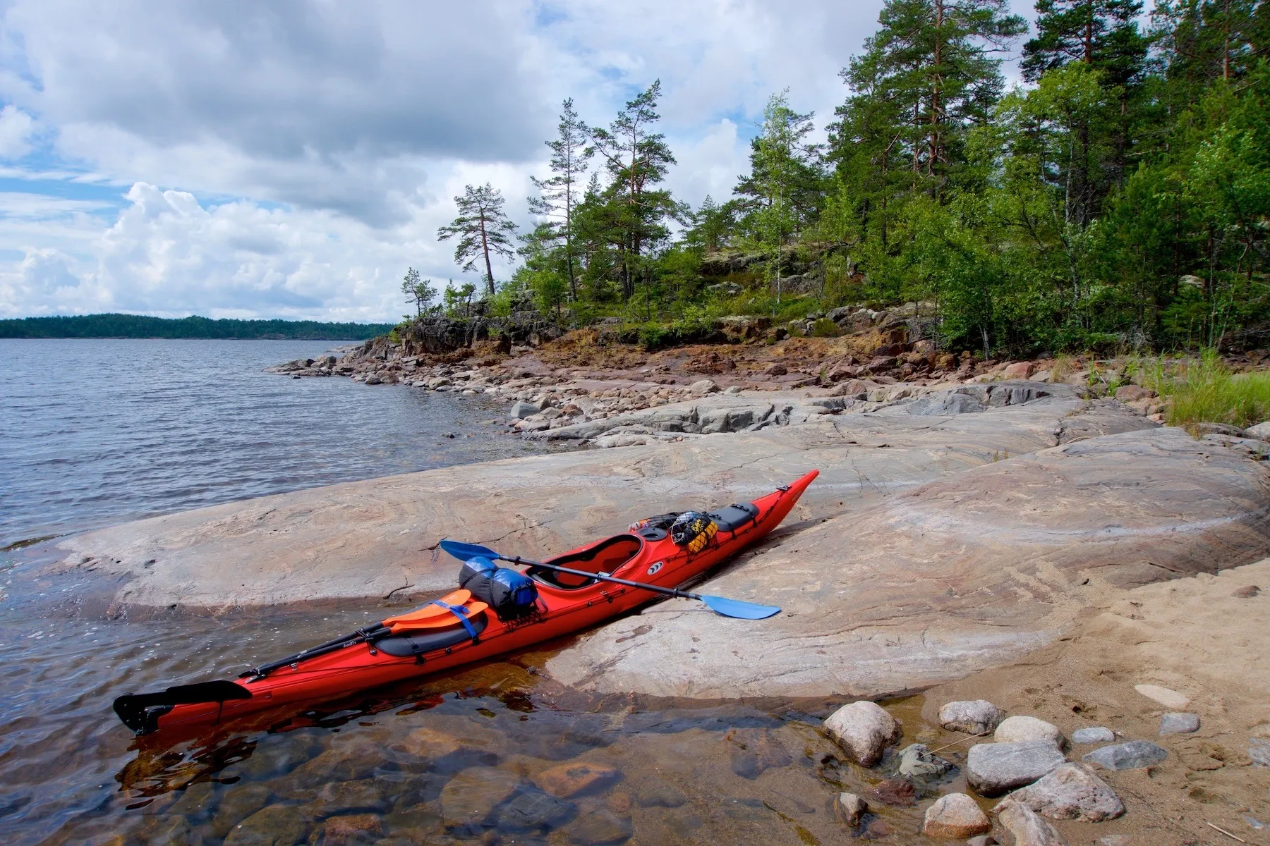 Водный туризм в Карелии: байдарки, каяки и яхты на Ладоге и Онежском озере