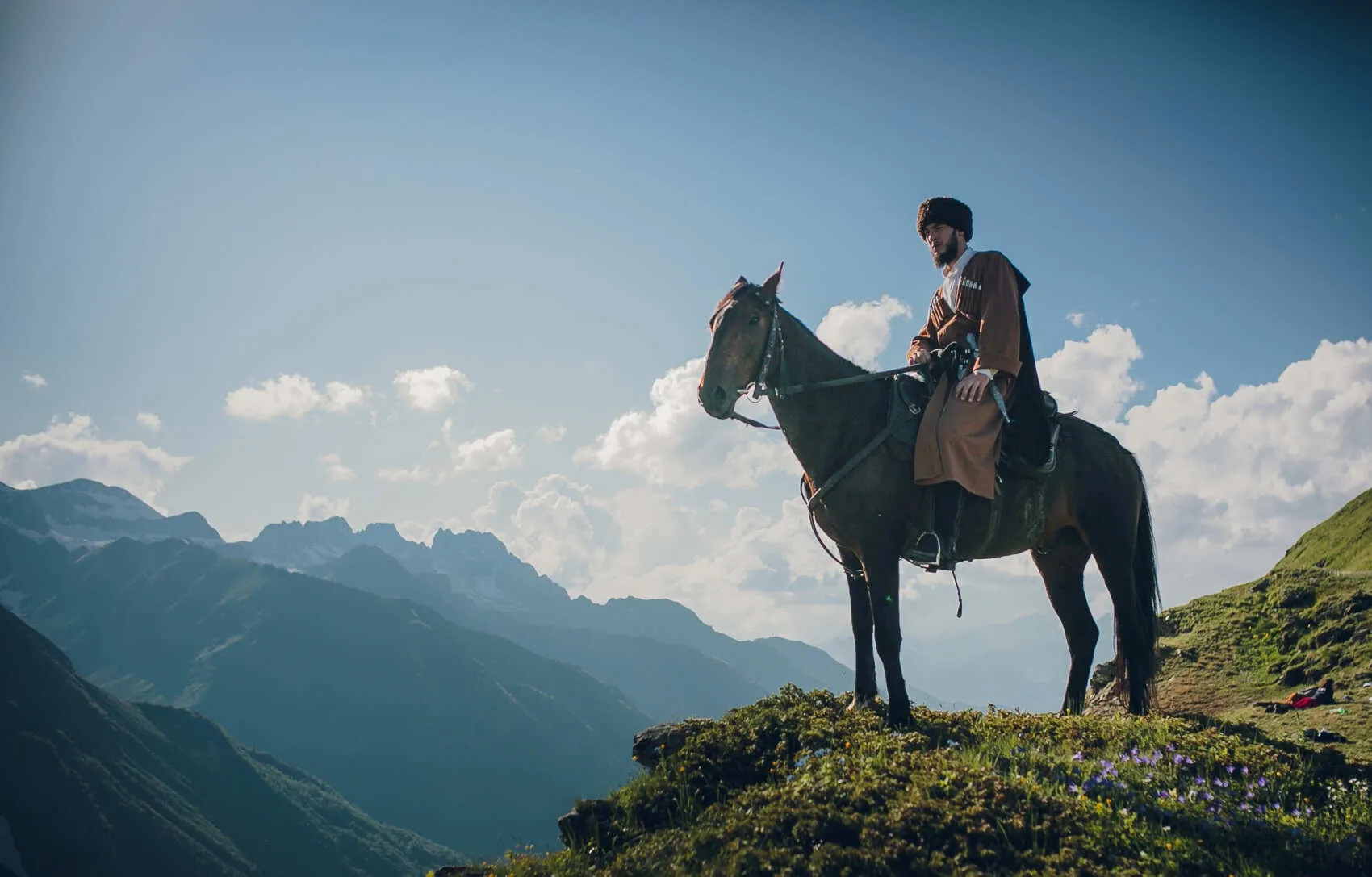 Конные прогулки в горах: этнический туризм у карачаевцев