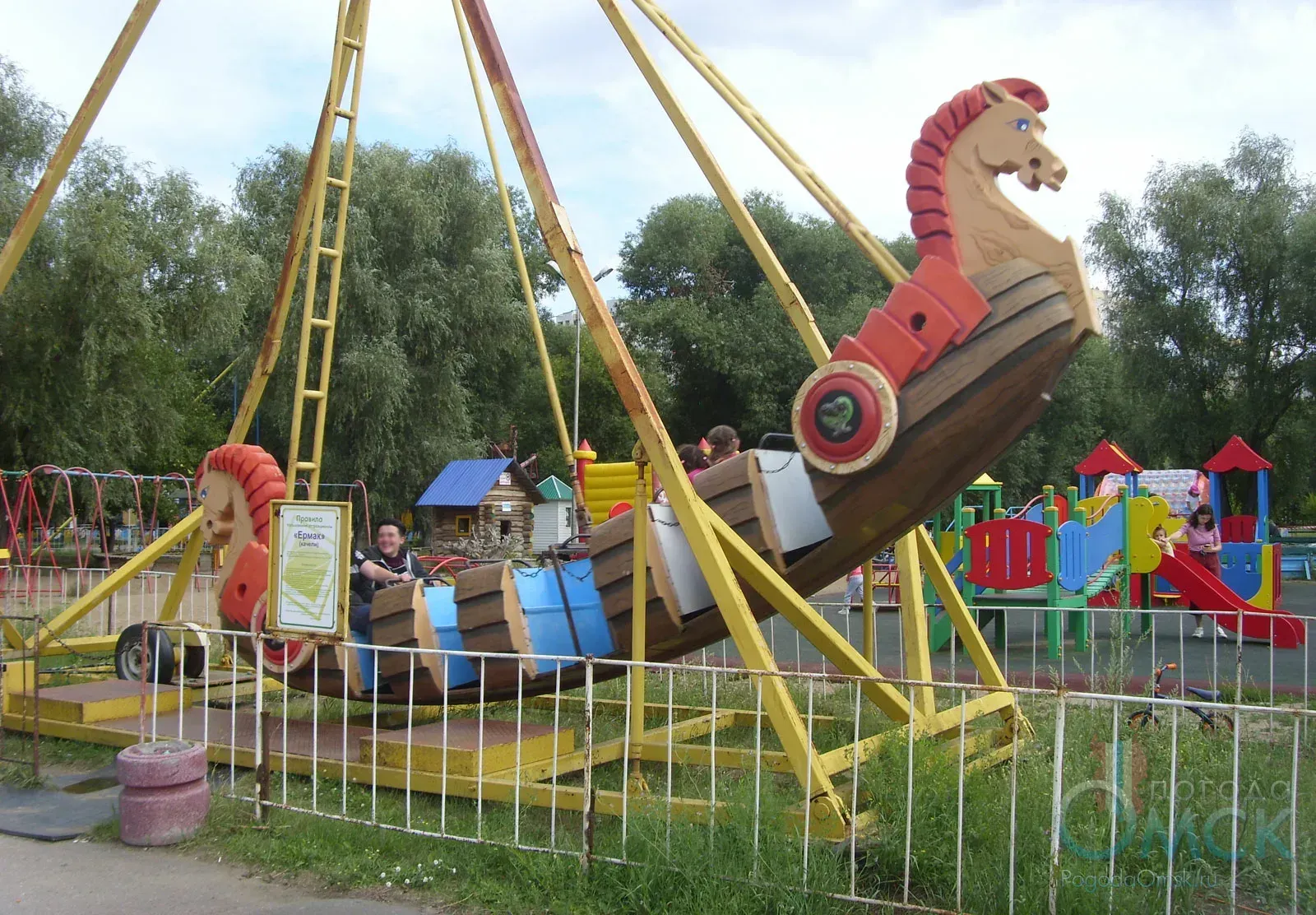 Зеленый остров: парк отдыха с пляжем и аттракционами в Барнауле